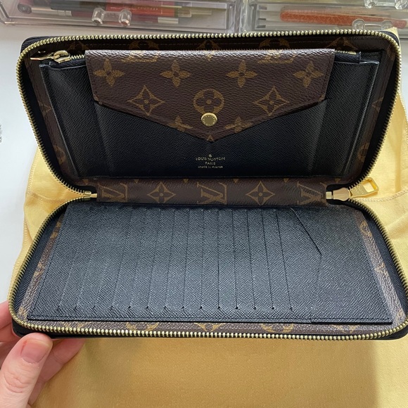 Louis Vuitton Monogram Daily Organizer Wallet - Picture 10 of 16
